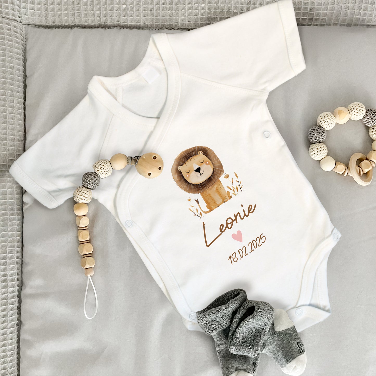 Baby Body Kurzarm mit Name & Geburtsdatum | Wickelbody aus Bio-Baumwolle | Tierparty - Löwe