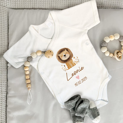 Baby Body Kurzarm mit Name & Geburtsdatum | Wickelbody aus Bio-Baumwolle | Tierparty - Löwe