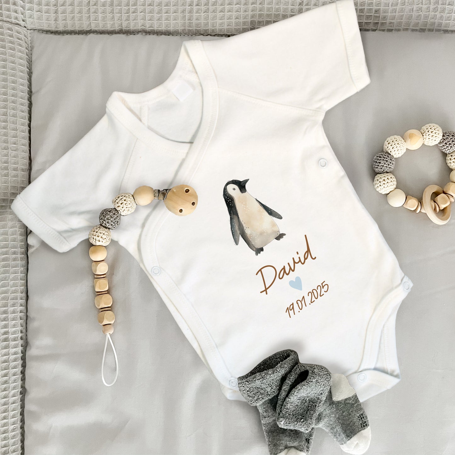 Baby Body Kurzarm mit Name & Geburtsdatum | Wickelbody aus Bio-Baumwolle | Tierparty - Pinguin