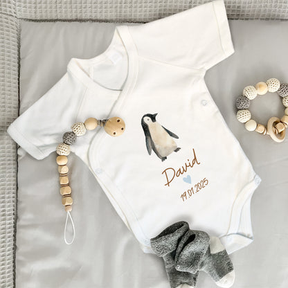 Baby Body Kurzarm mit Name & Geburtsdatum | Wickelbody aus Bio-Baumwolle | Tierparty - Pinguin