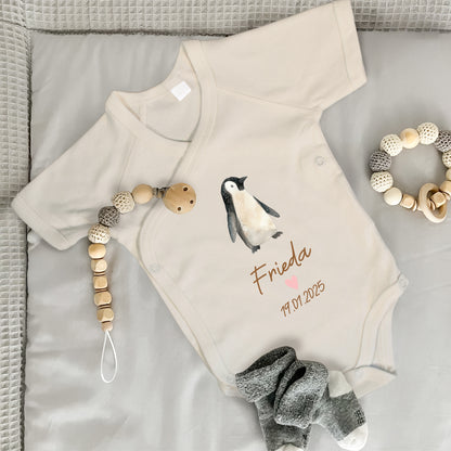Baby Body Kurzarm mit Name & Geburtsdatum | Wickelbody aus Bio-Baumwolle | Tierparty - Pinguin
