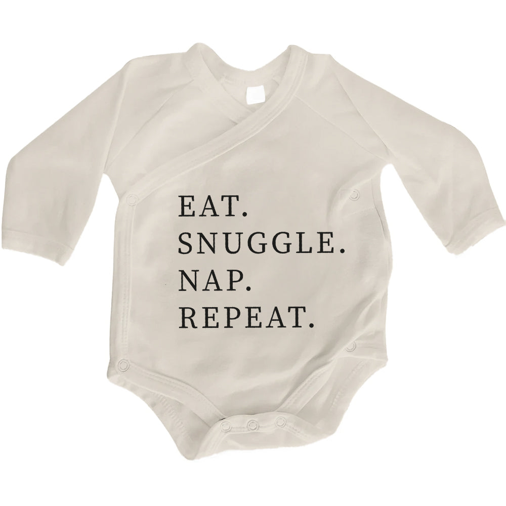 Baby Body Langarm mit Spruch | Wickelbody aus Bio-Baumwolle | Eat. Snuggle. Nap. Repeat.