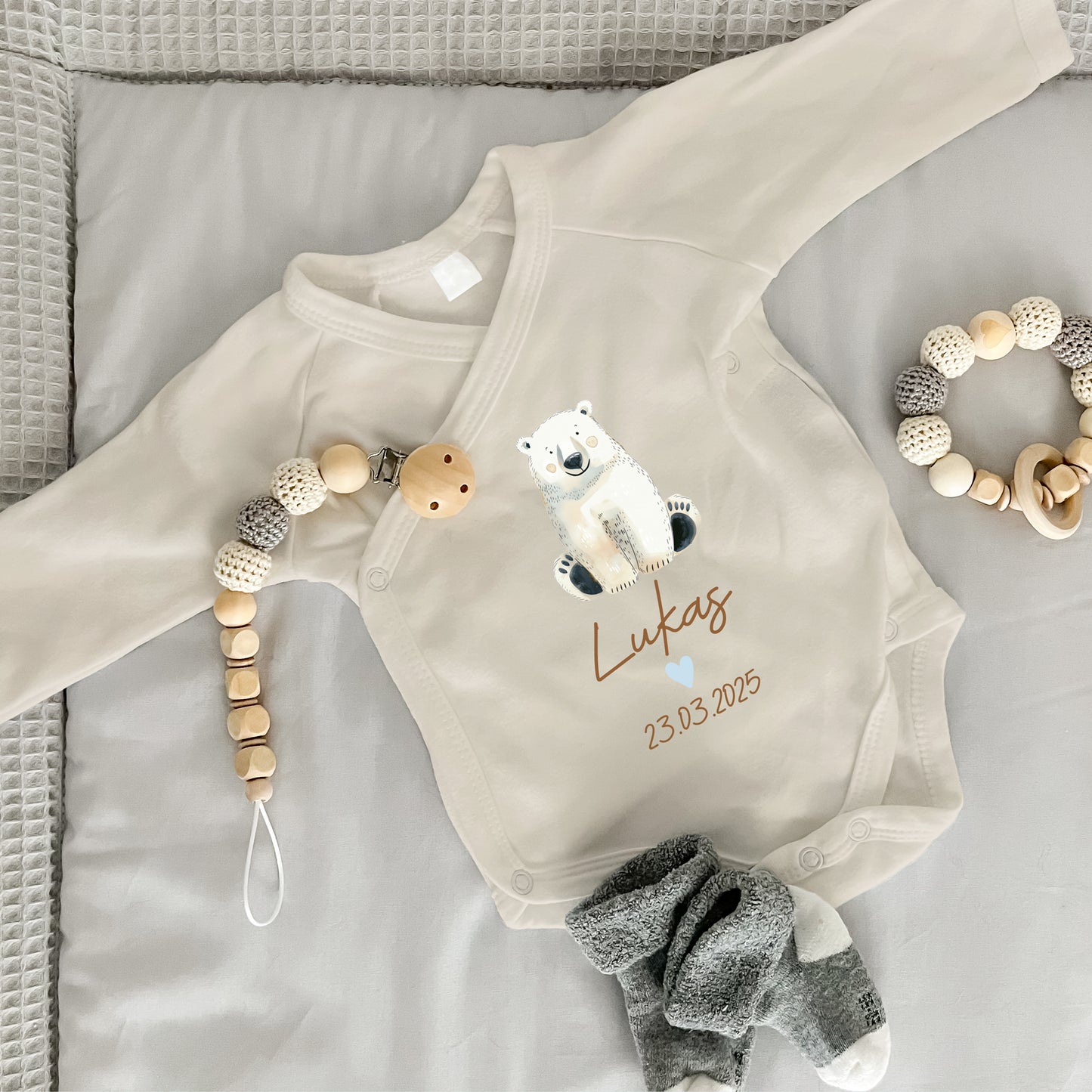 Baby Body Langarm mit Name & Geburtsdatum | Wickelbody aus Bio-Baumwolle | Tierparty - Eisbär