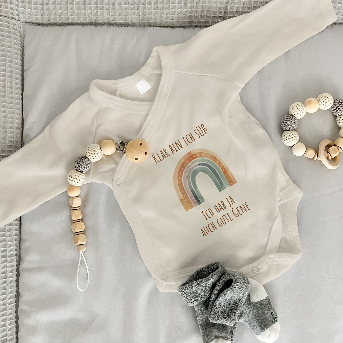 Baby Body Langarm mit Spruch | Wickelbody aus Bio-Baumwolle | Klar bin ich süß