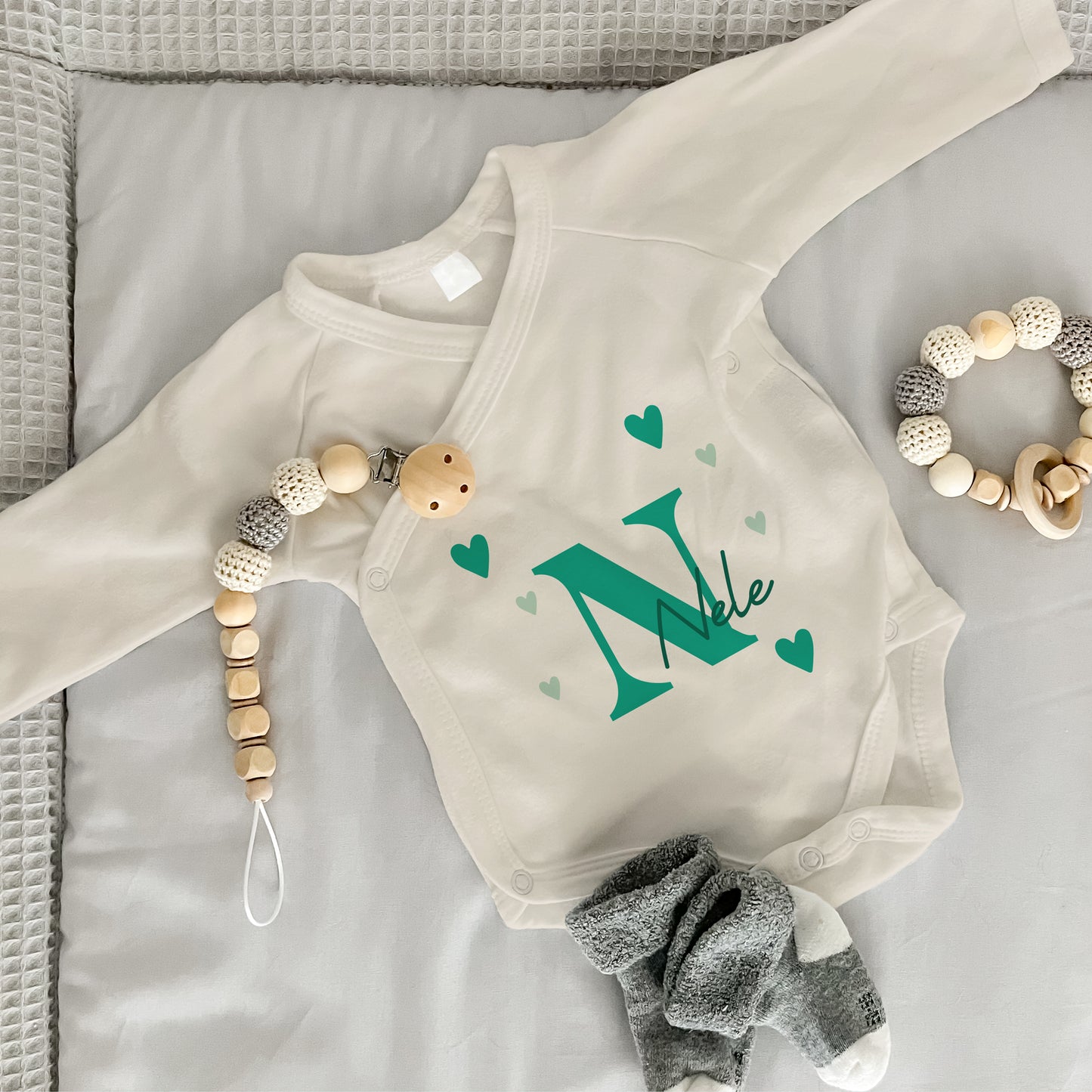 Baby Body Langarm mit Name | Wickelbody aus Bio-Baumwolle | Initiale in karibik grün