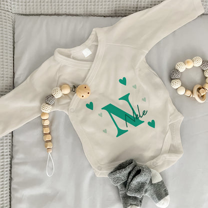 Baby Body Langarm mit Name | Wickelbody aus Bio-Baumwolle | Initiale in karibik grün