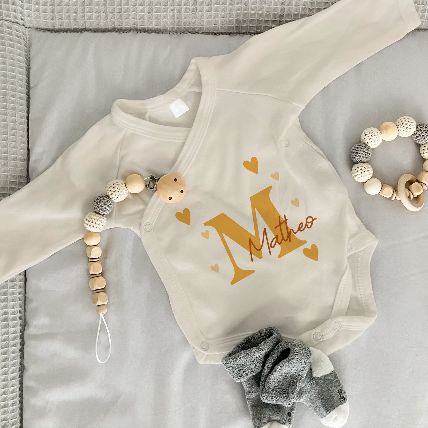 Baby Body Langarm mit Name | Wickelbody aus Bio-Baumwolle | Initiale in gold gelb