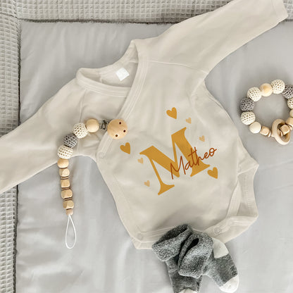 Baby Body Langarm mit Name | Wickelbody aus Bio-Baumwolle | Initiale in gold gelb
