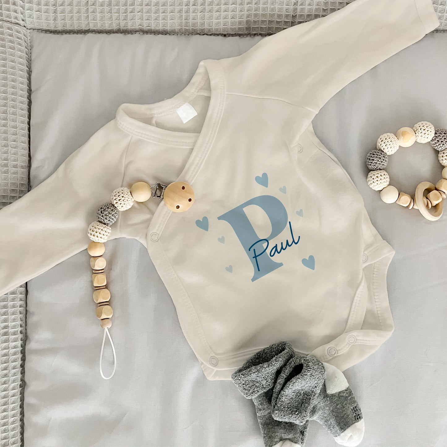 Baby Body Langarm mit Name |  Wickelbody aus Bio-Baumwolle | Initiale in blau