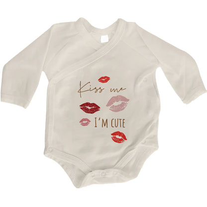 Baby Body Langarm mit Spruch | Wickelbody aus Bio-Baumwolle | Kiss Me, I’m Cute