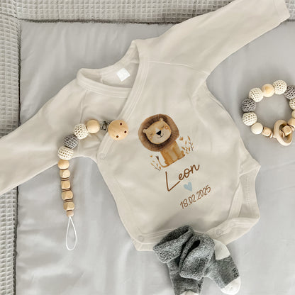 Baby Body Langarm mit Name & Geburtsdatum | Wickelbody aus Bio-Baumwolle | Tierparty - Löwe