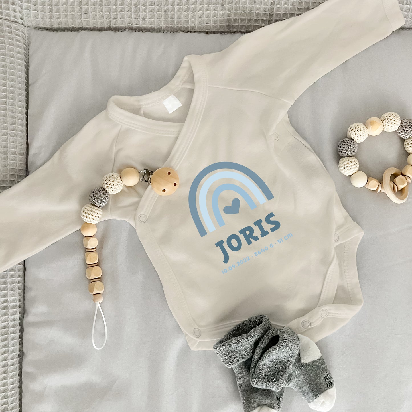 Baby Body Langarm mit Name & Geburtsdaten | Wickelbody aus Bio-Baumwolle | Regenbogen Blau