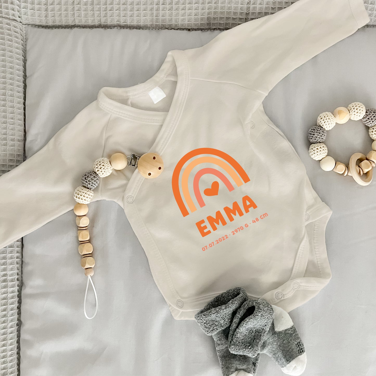 Baby Body Langarm mit Name & Geburtsdaten | Wickelbody aus Bio-Baumwolle | Regenbogen Gelb