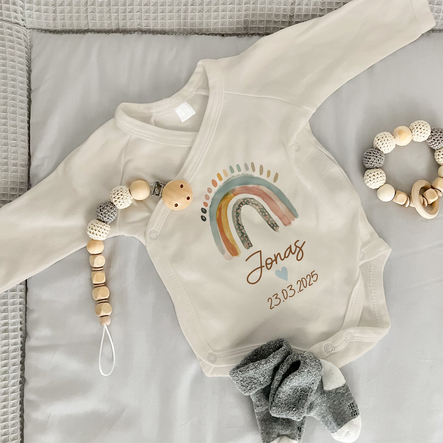 Baby Body Langarm mit Name & Geburtsdatum | Wickelbody aus Bio-Baumwolle | Boho Regenbogen