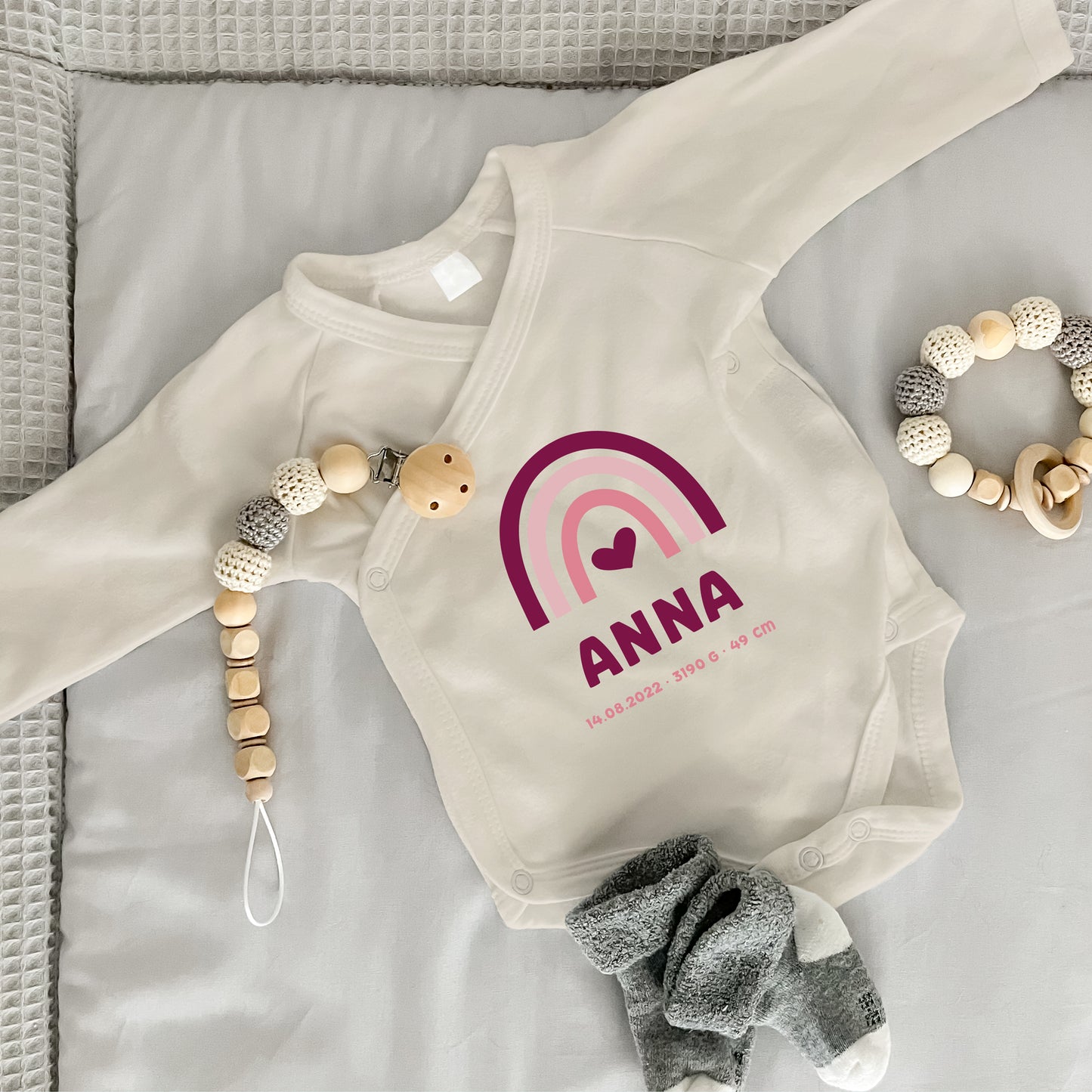 Baby Body Langarm mit Name & Geburtsdaten | Wickelbody aus Bio-Baumwolle | Regenbogen Pink