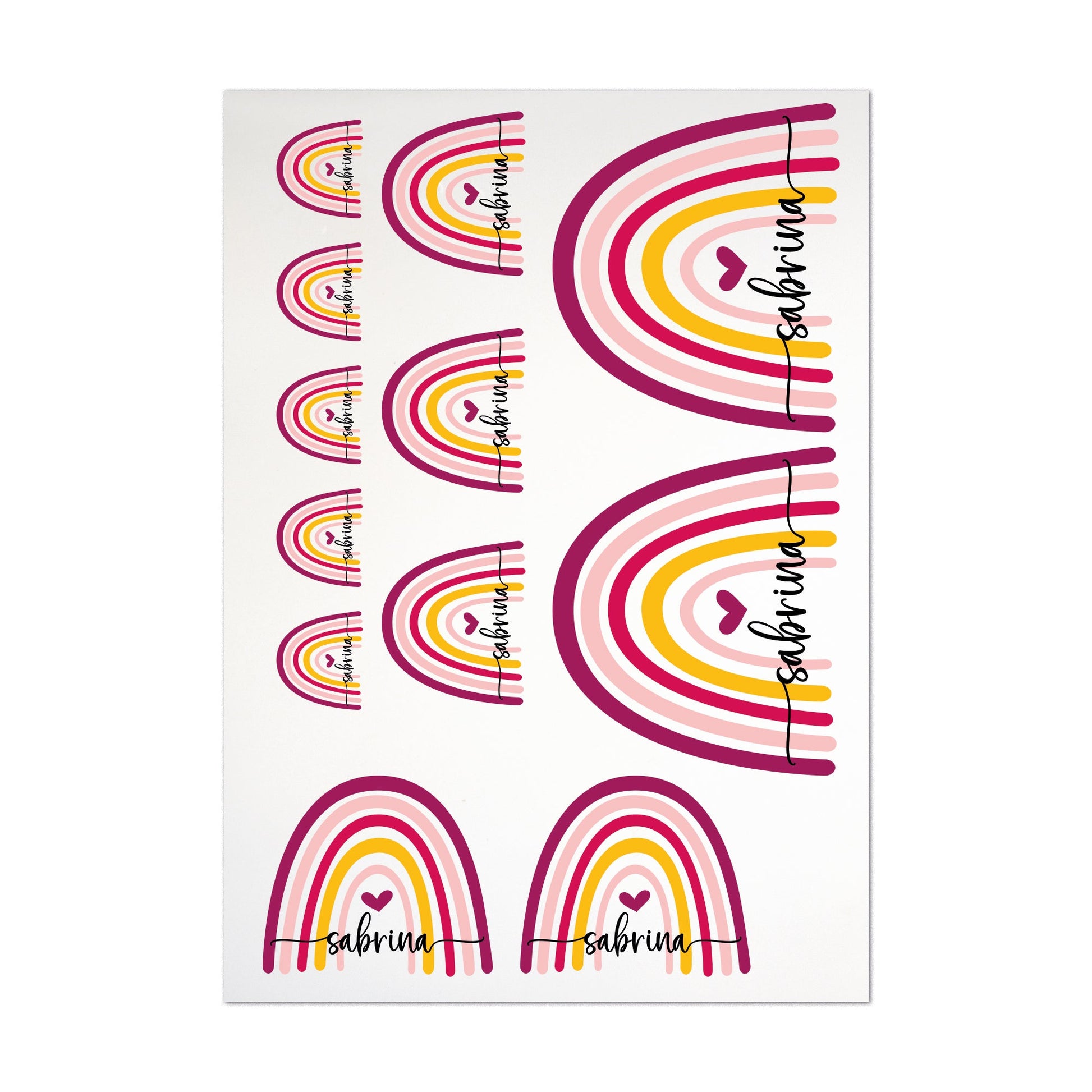 Bügelbild-Bogen mit buntem Regenbogen: 12 Motive in unterschiedlichen Größen, kombiniert mit dem Namen „sabrina“