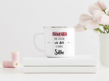 Cousine | Emaille Kaffeebecher personalisiert | Glück ist eine wie dich zu haben | Tasse mit Name | Geschenk | Rand silber oder schwarz - verschenkich.de
