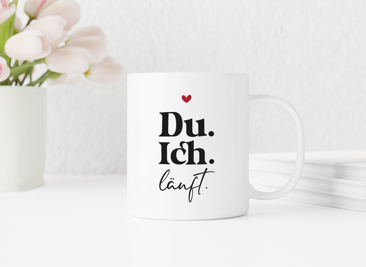Du. Ich. Läuft. | Herz rot | weiße Kaffeetasse | Tasse als Geschenk für Verliebte, Paare zum Valentinstag - verschenkich.de