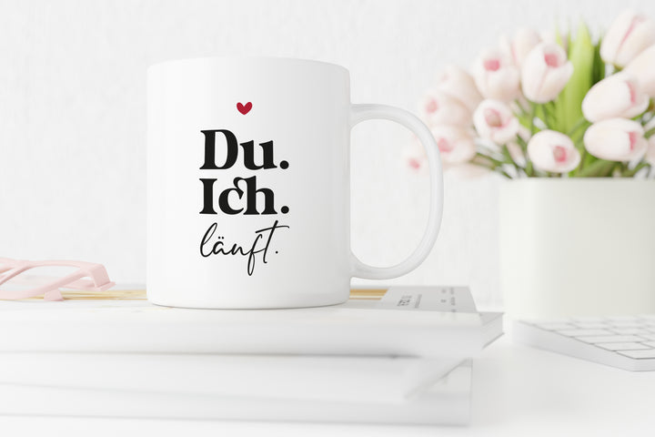 Du. Ich. Läuft. | Herz rot | weiße Kaffeetasse | Tasse als Geschenk für Verliebte, Paare zum Valentinstag - verschenkich.de
