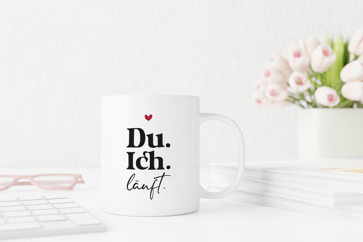 Du. Ich. Läuft. | Herz rot | weiße Kaffeetasse | Tasse als Geschenk für Verliebte, Paare zum Valentinstag - verschenkich.de