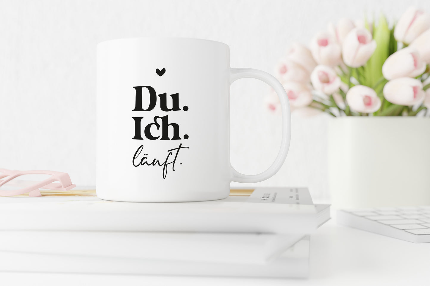 Du. Ich. Läuft. | Herz schwarz | weiße Kaffeetasse | Tasse als Geschenk für Verliebte, Paare zum Valentinstag - verschenkich.de