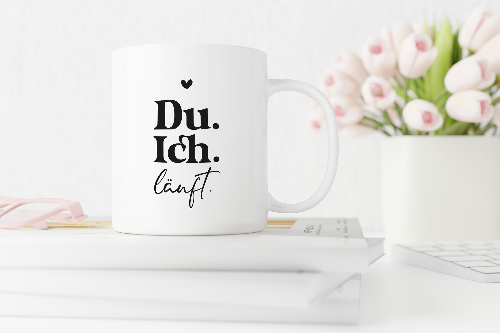 Du. Ich. Läuft. | Herz schwarz | weiße Kaffeetasse | Tasse als Geschenk für Verliebte, Paare zum Valentinstag - verschenkich.de