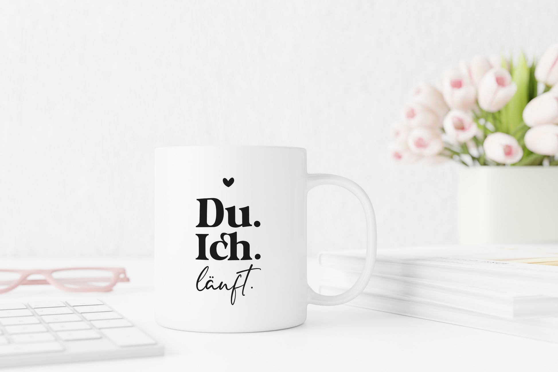 Du. Ich. Läuft. | Herz schwarz | weiße Kaffeetasse | Tasse als Geschenk für Verliebte, Paare zum Valentinstag - verschenkich.de