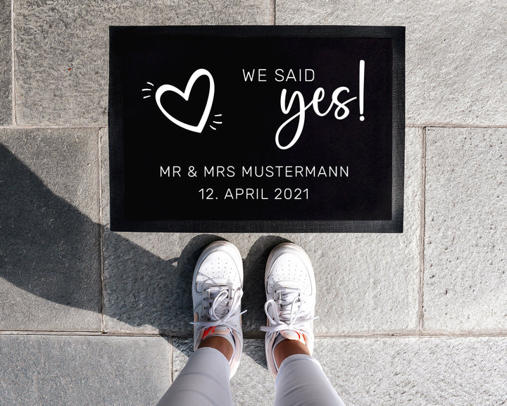 Personalisierte Fußmatte mit Wunschnamen | We said yes - Weiß | 35 x 50 cm oder 40 x 60 cm | Geschenkidee zur Hochzeit für Paare