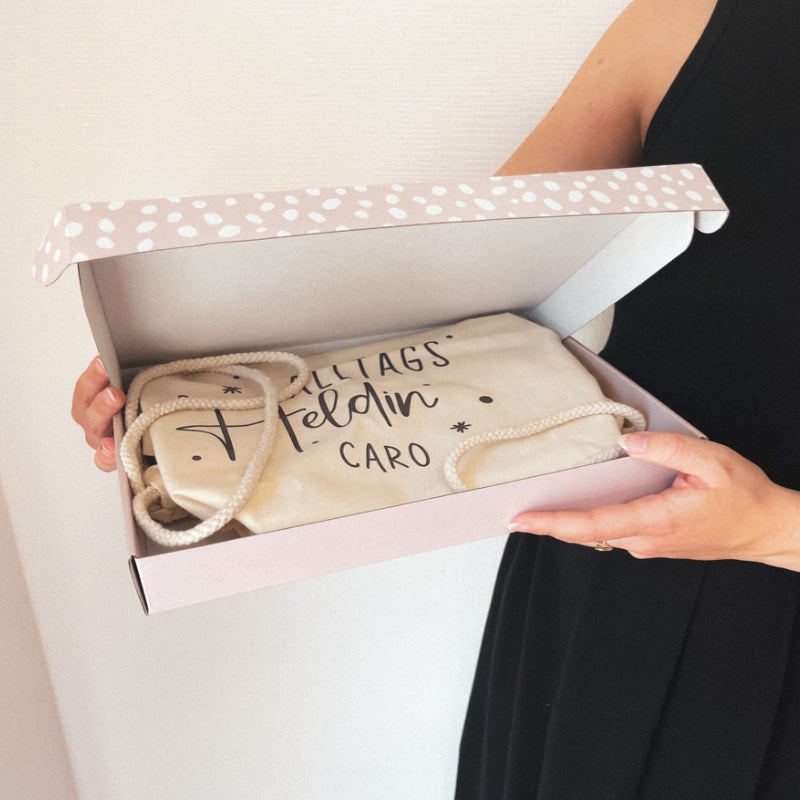 Geschenkbox | Geschenkkarton | passend für Textilien, Grillschürze, Stofftasche und Turnbeutel | reinlegen, zuklappen und verschenken - verschenkich.de