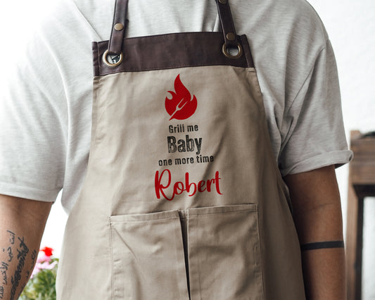Grillschürze mit Name | Grill me baby one more time | schwarz oder beige - verschenkich.de