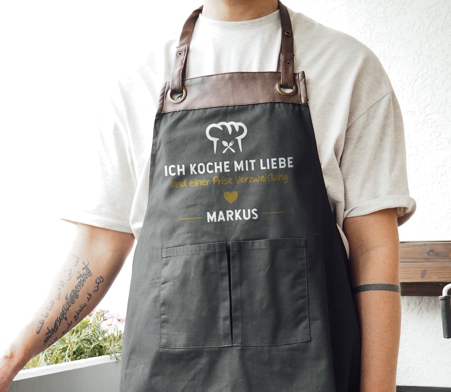 Kochschürze mit Name | Ich koche mit Liebe und einer Prise Verzweiflung | schwarz oder beige - verschenkich.de
