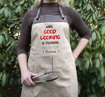 Kochschürze mit Name | Mrs Good Looking is Cooking | schwarz oder beige - verschenkich.de