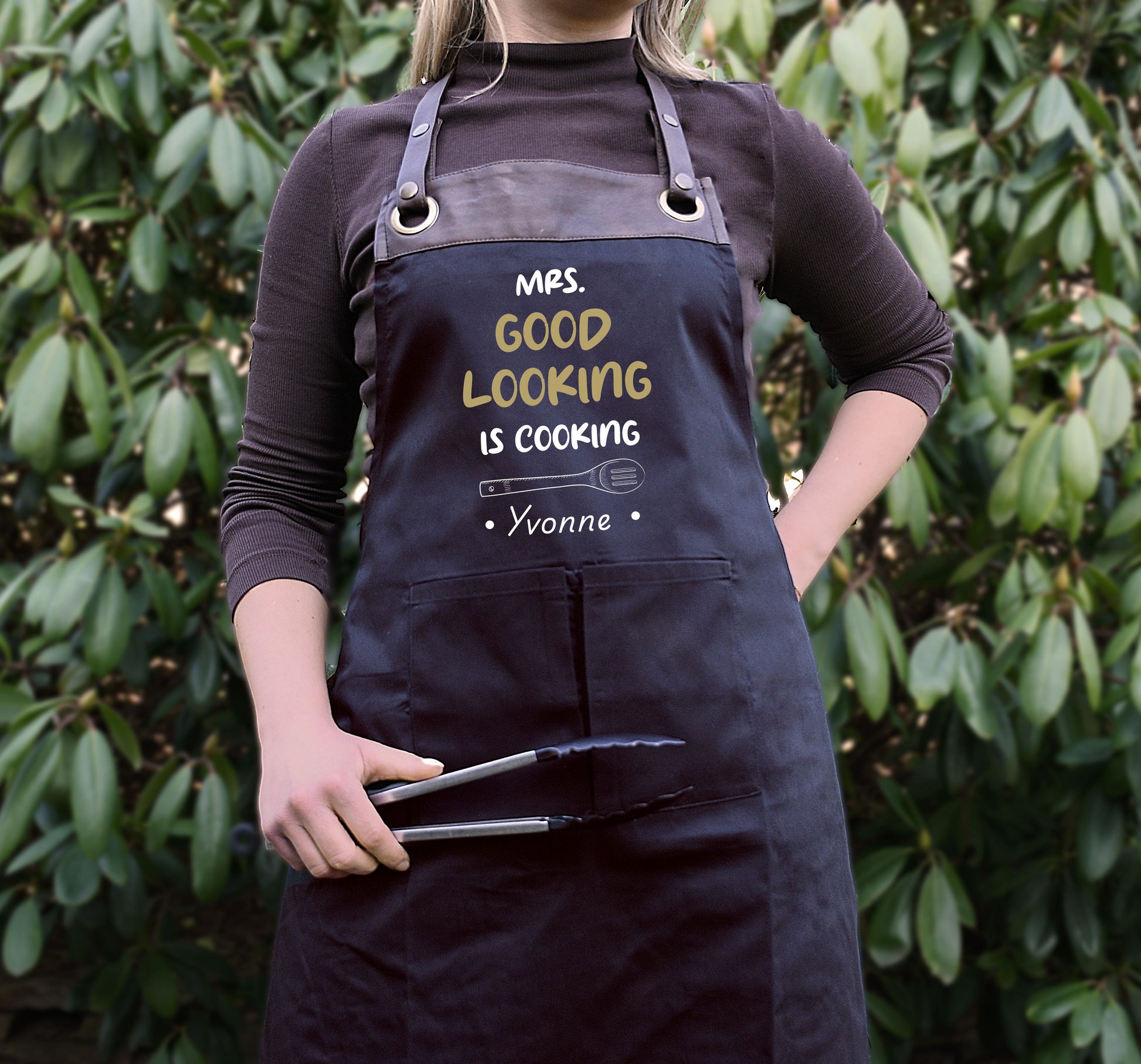 Kochschürze mit Name | Mrs Good Looking is Cooking | schwarz oder beige - verschenkich.de
