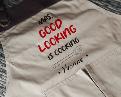 Kochschürze mit Name | Mrs Good Looking is Cooking | schwarz oder beige - verschenkich.de