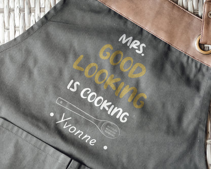 Kochschürze mit Name | Mrs Good Looking is Cooking | schwarz oder beige - verschenkich.de