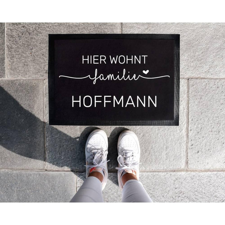 Personalisierte Fußmatte mit eigenen Namen und Wunschnamen. - Motiv: Hier wohnt Familie - verschenkich.de