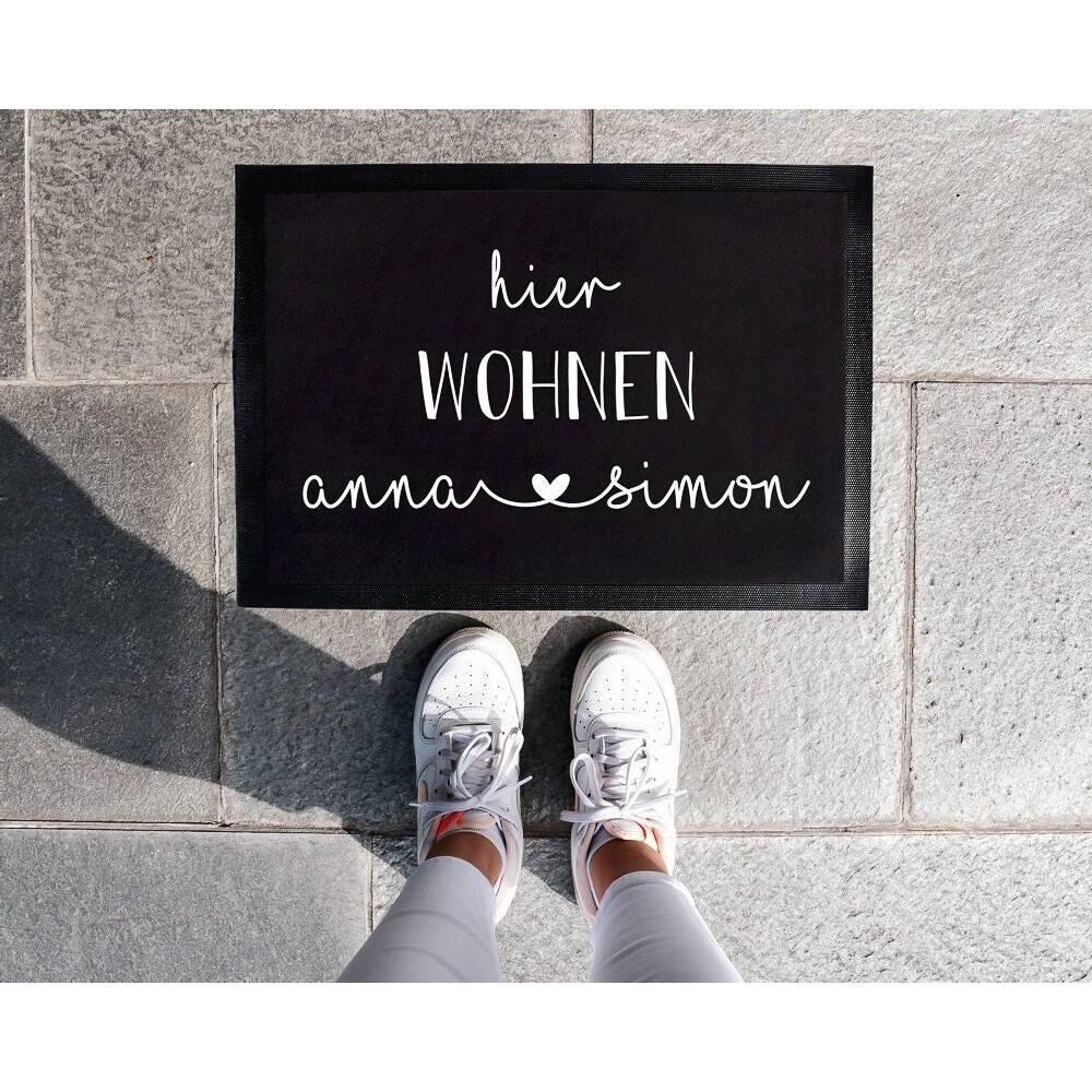 Personalisierte Fußmatte mit Wunschnamen - Motiv: Hier wohnen... - verschenkich.de