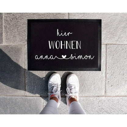 Personalisierte Fußmatte mit Wunschnamen - Motiv: Hier wohnen... - verschenkich.de
