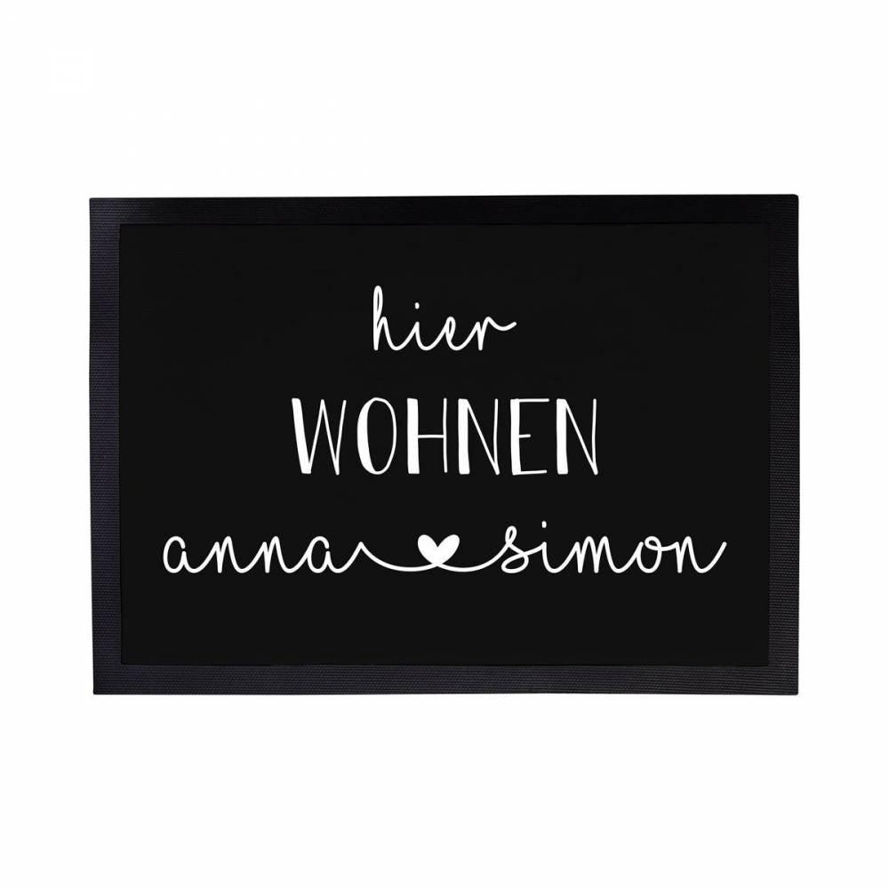 Personalisierte Fußmatte mit Wunschnamen - Motiv: Hier wohnen... - verschenkich.de