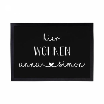 Personalisierte Fußmatte mit Wunschnamen - Motiv: Hier wohnen... - verschenkich.de