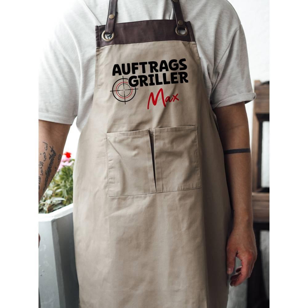 Personalisierte Grillschürze mit Kunstleder Applikation | Auftragsgriller | schwarz oder beige | Grillen mit Wunschnamen | Geschenk für Barbecue Fan - verschenkich.de