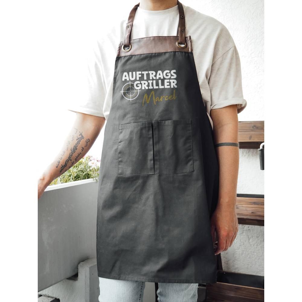 Personalisierte Grillschürze mit Kunstleder Applikation | Auftragsgriller | schwarz oder beige | Grillen mit Wunschnamen | Geschenk für Barbecue Fan - verschenkich.de