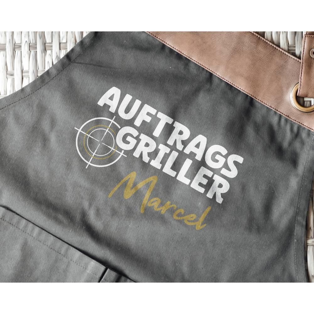 Personalisierte Grillschürze mit Kunstleder Applikation | Auftragsgriller | schwarz oder beige | Grillen mit Wunschnamen | Geschenk für Barbecue Fan - verschenkich.de