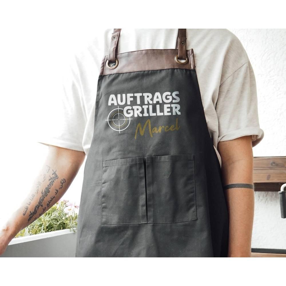 Personalisierte Grillschürze mit Kunstleder Applikation | Auftragsgriller | schwarz oder beige | Grillen mit Wunschnamen | Geschenk für Barbecue Fan - verschenkich.de