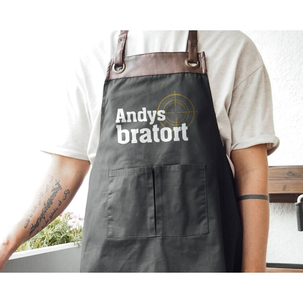 Personalisierte Grillschürze mit Kunstleder Applikation | Bratort | schwarz oder beige | mit Wunschnamen - verschenkich.de