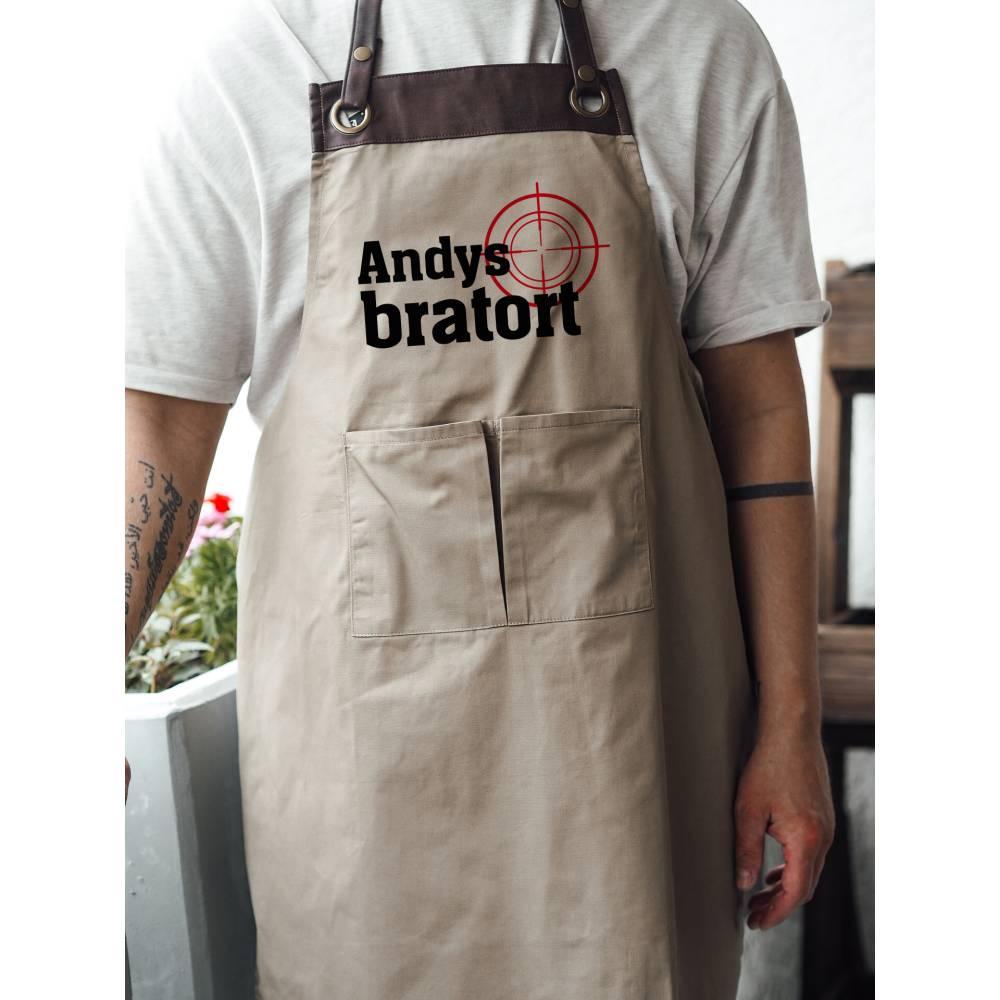 Personalisierte Grillschürze mit Kunstleder Applikation | Bratort | schwarz oder beige | mit Wunschnamen - verschenkich.de