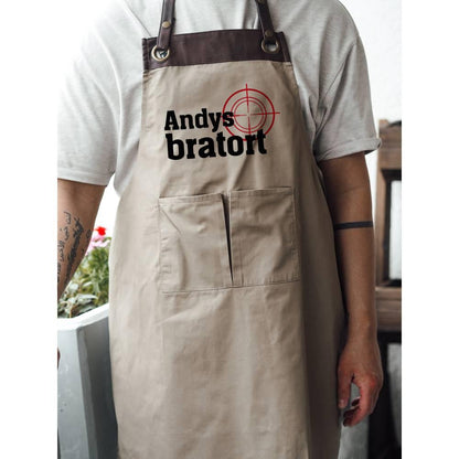 Personalisierte Grillschürze mit Kunstleder Applikation | Bratort | schwarz oder beige | mit Wunschnamen - verschenkich.de