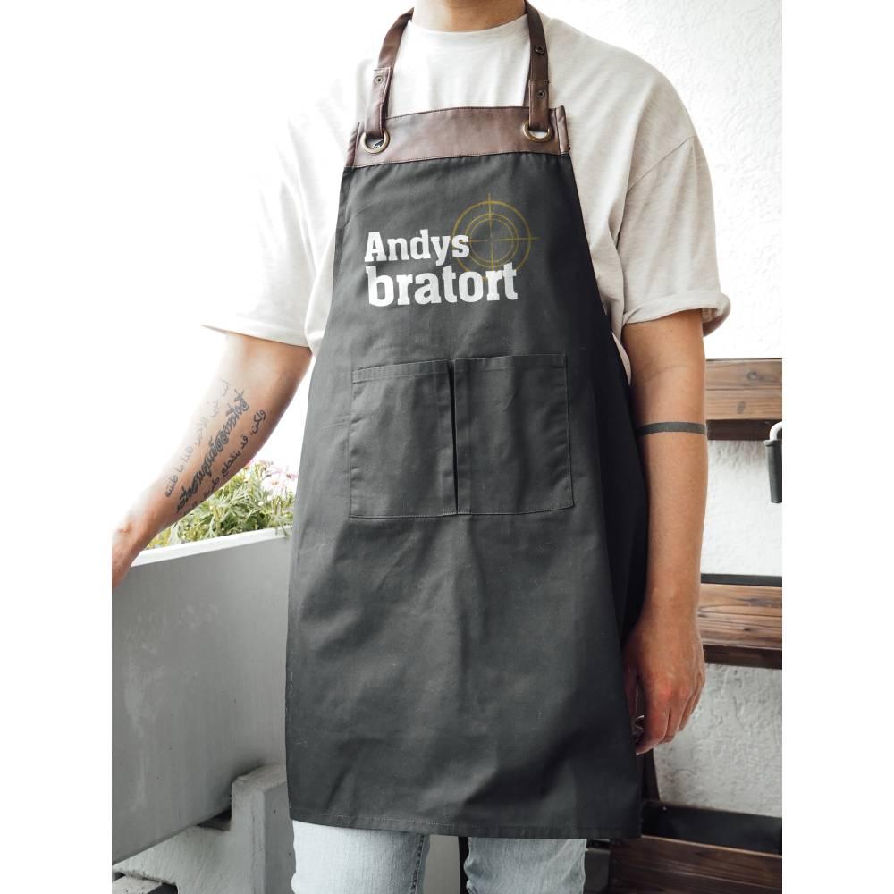 Personalisierte Grillschürze mit Kunstleder Applikation | Bratort | schwarz oder beige | mit Wunschnamen - verschenkich.de