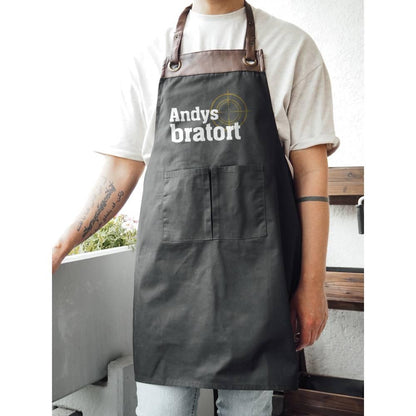 Personalisierte Grillschürze mit Kunstleder Applikation | Bratort | schwarz oder beige | mit Wunschnamen - verschenkich.de