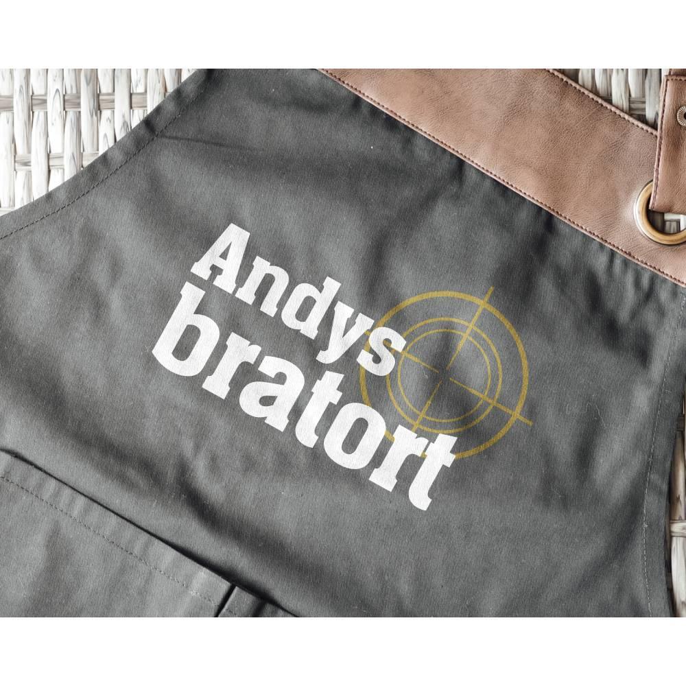 Personalisierte Grillschürze mit Kunstleder Applikation | Bratort | schwarz oder beige | mit Wunschnamen - verschenkich.de